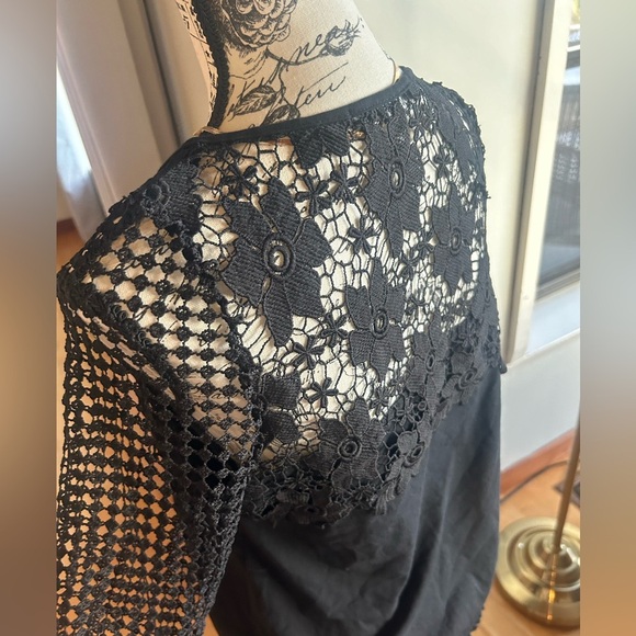 Sakura top size XS black with floral mesh around the shoulder and collar - Picture 7 of 10